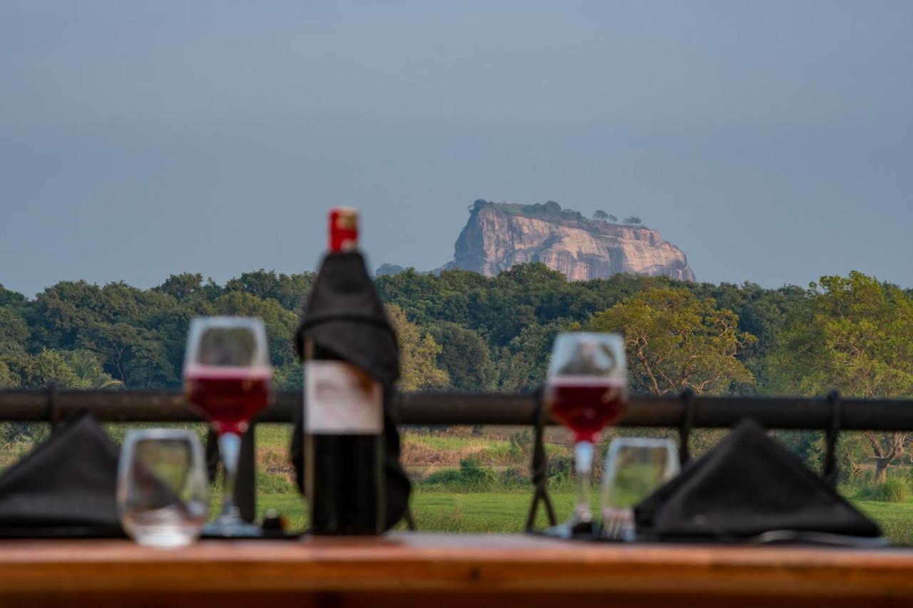 Ceylon Breeze Sigiriya Hotel ภายนอก รูปภาพ